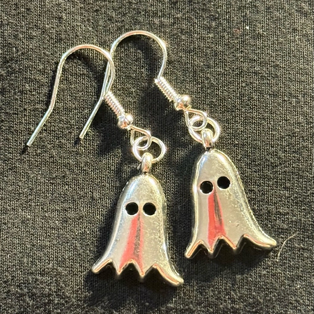 🌹 Silver Ghost Earrings